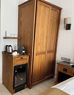 8 Rooms Hotel