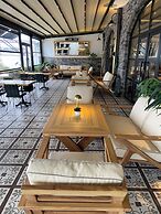 8 Rooms Hotel