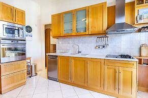 Ranias luxurious Apartment with sea view!