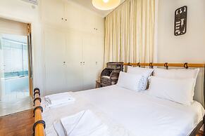 Ranias luxurious Apartment with sea view!