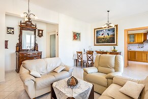 Ranias luxurious Apartment with sea view!