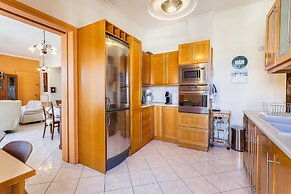 Ranias luxurious Apartment with sea view!