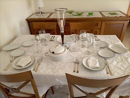 Ranias luxurious Apartment with sea view!