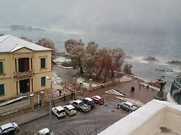 Ranias luxurious Apartment with sea view!