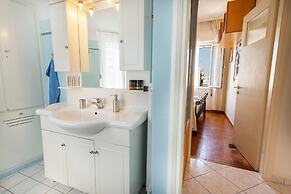 Ranias luxurious Apartment with sea view!