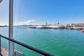 Stunning Harbour & City View Studio