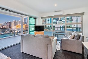 Stunning Harbour & City View Studio