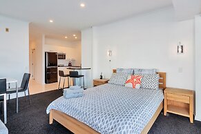 Stunning Harbour & City View Studio