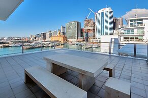 Stunning Harbour & City View Studio
