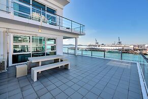 Stunning Harbour & City View Studio
