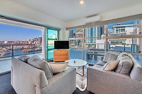 Stunning Harbour & City View Studio