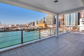 Stunning Harbour & City View Studio