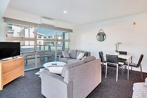 Stunning Harbour & City View Studio