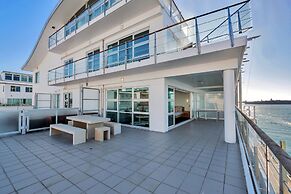 Stunning Harbour & City View Studio
