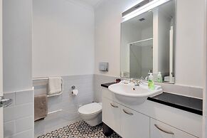 Stunning Harbour & City View Studio