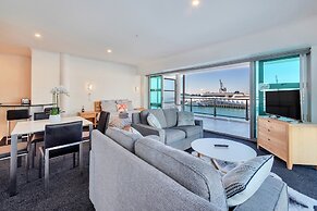 Stunning Harbour & City View Studio