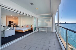 Stunning Harbour & City View Studio