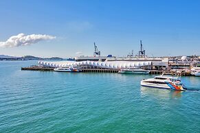 Stunning Harbour & City View Studio