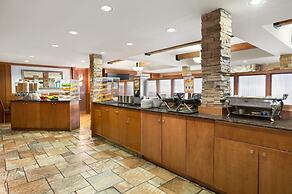 Canmore Inn & Suites