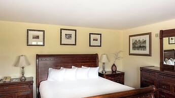 Canmore Inn & Suites