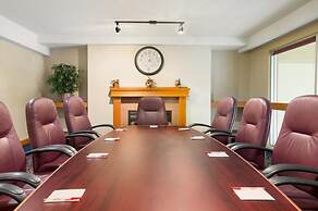 Canmore Inn & Suites