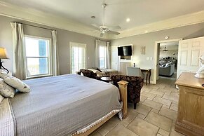 H_blue Atlantis 6 Bedroom Home by RedAwning