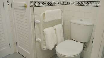 Princes Wharf Couple's Retreat - Adults Only