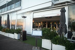 Princes Wharf Couple's Retreat - Adults Only