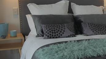 Princes Wharf Couple's Retreat - Adults Only