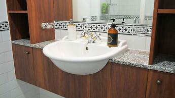 Princes Wharf Couple's Retreat - Adults Only