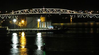 Princes Wharf Couple's Retreat - Adults Only