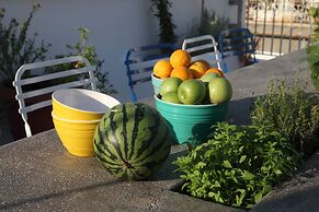 The Marble Suites, PLAKA