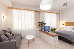 The Marble Suites, PLAKA