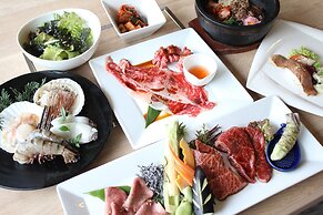 Yakiniku to Kaisen no Yado Raku