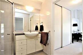 Waterfront Apt. on Sydney Harbour H390