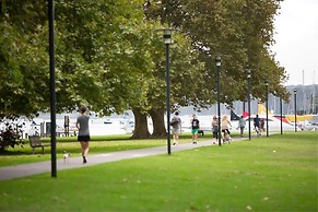 Chic Quiet Apt Close to Everything H404