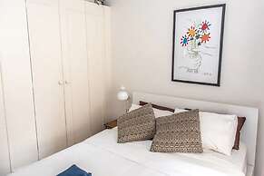 Chic Quiet Apt Close to Everything H404