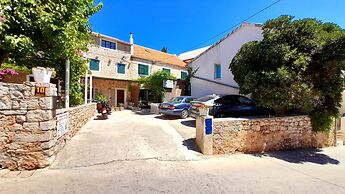 Pansion Ivan & Ivana