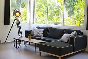 Villa in TLV with a BIG YARD and POOL