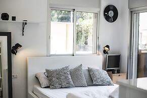 Villa in TLV with a BIG YARD and POOL