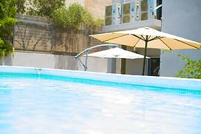 Villa in TLV with a BIG YARD and POOL