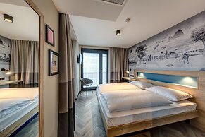 Schulz Hotel Berlin Wall at the East Side Gallery