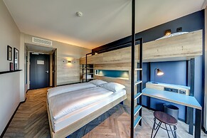 Schulz Hotel Berlin Wall at the East Side Gallery