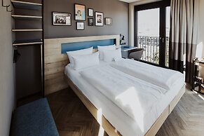 Schulz Hotel Berlin Wall at the East Side Gallery