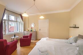 Castle View Spacious Apartment