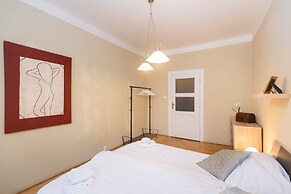 Castle View Spacious Apartment