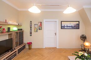 Castle View Spacious Apartment