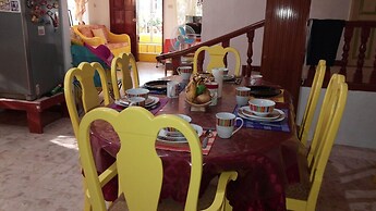 Yellow HOUSE Vacation Rental