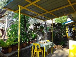 Yellow HOUSE Vacation Rental