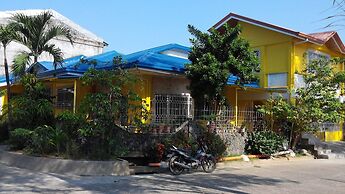 Yellow HOUSE Vacation Rental
